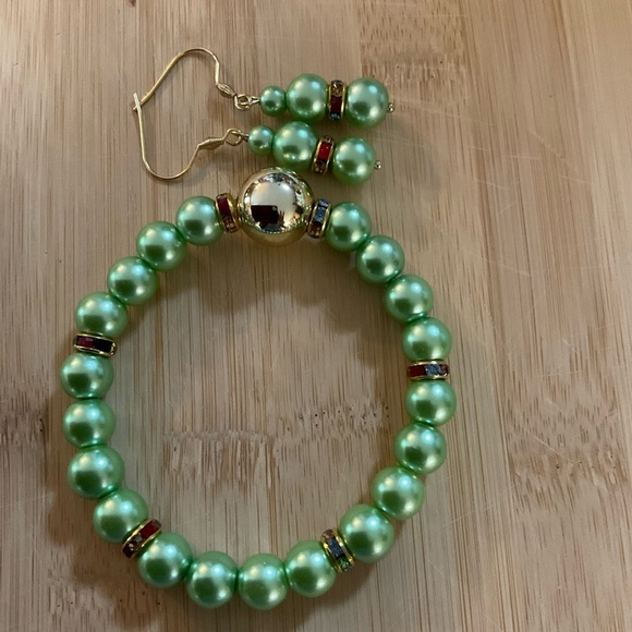 Hand Crafted Elegant Green Pearl Jewelry Set Stretch Bracelet Pierced Earrings - Picture 3 of 7